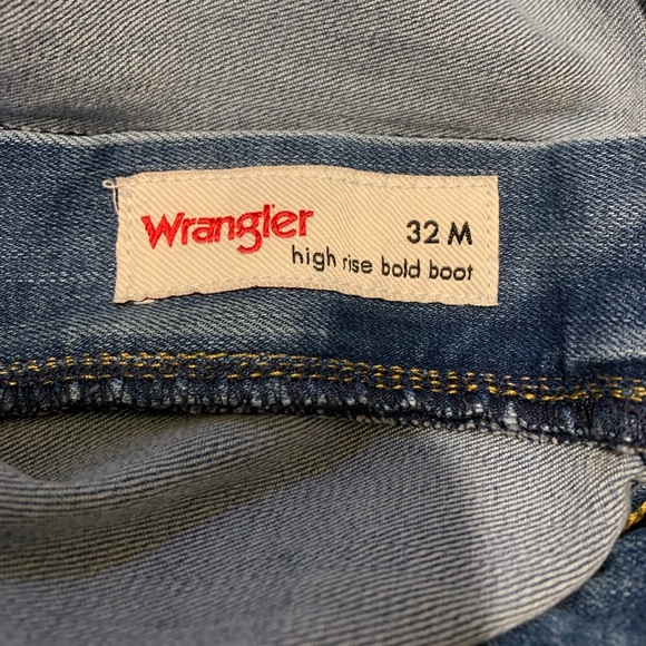 Wrangler bold boot high rise jeans. Med/light wash. Size 22. Like new-Worn once. - Picture 9 of 10